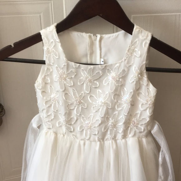 Beautiful dress for a 4 year old - Picture 3 of 5